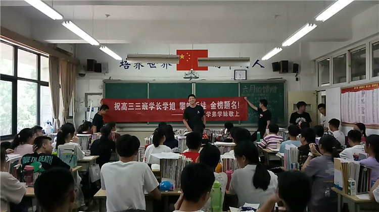 贈書活動現(xiàn)場.jpg