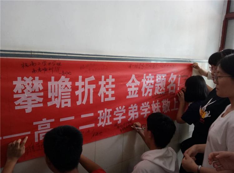 學弟學妹紛紛簽名留言為學長學姐祝福.jpg