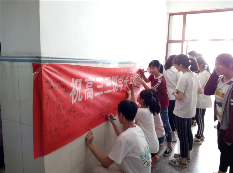 學弟學妹紛紛簽名留言為學長學姐祝福1.jpg