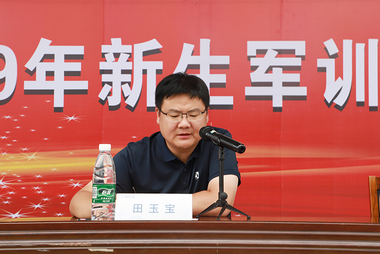 圖6：鄭州中學校長助理田玉寶主持開訓儀式.JPG