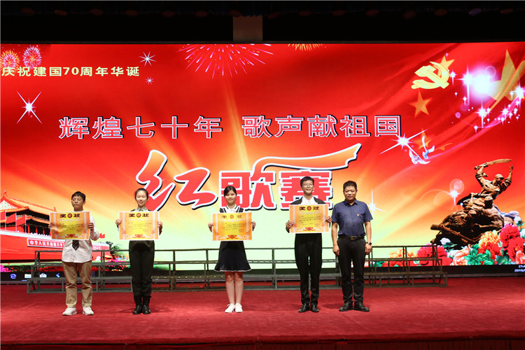 圖片10：高中政教處主任寧紀(jì)生為獲得一等獎班級頒獎 .JPG