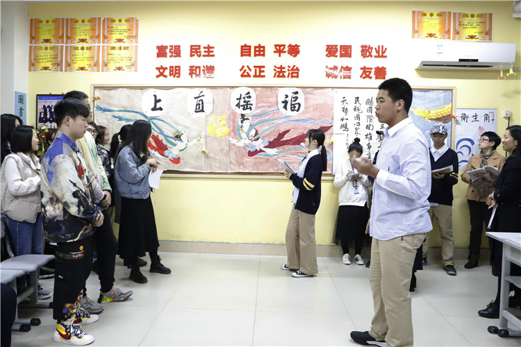 圖片2：認(rèn)真講解設(shè)計方案.JPG