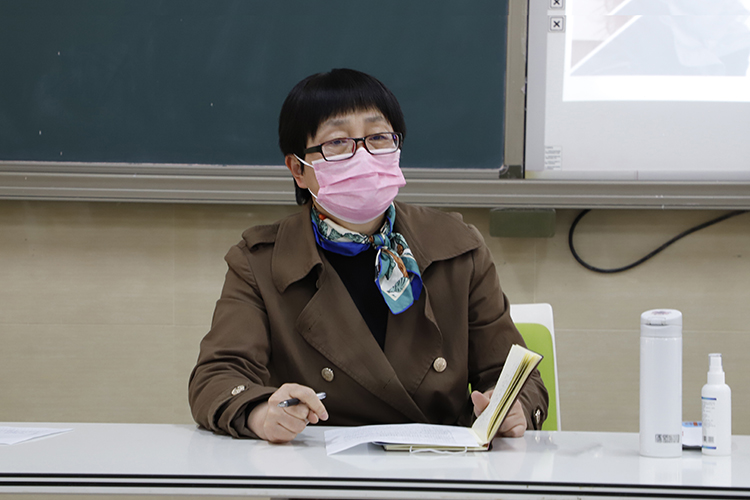 鄭州中學(xué)副校長(zhǎng)孫桂玲作招生動(dòng)員講話.jpg