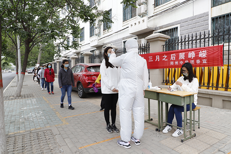 教師模擬學(xué)生依次排隊(duì)，測(cè)體溫進(jìn)入校園.JPG