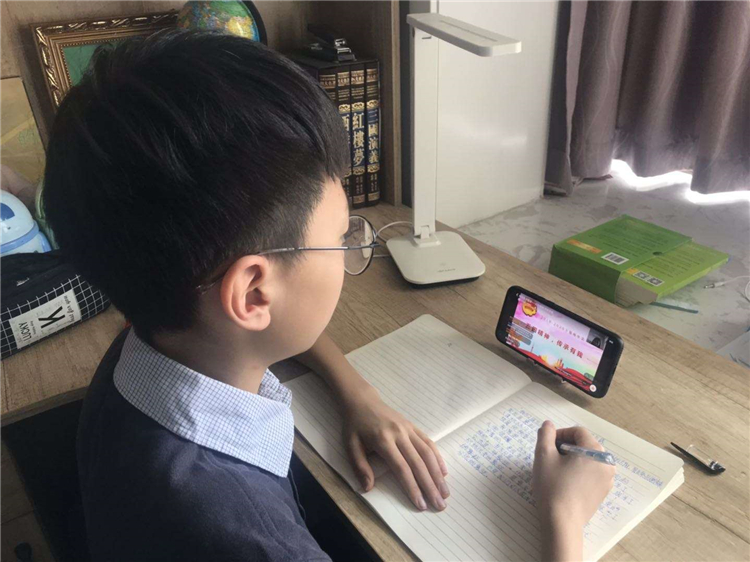 線上一邊學(xué)習(xí)，一邊做筆記.jpg