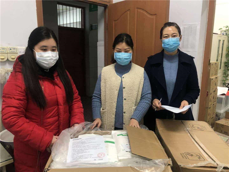 圖片11：醫(yī)用防護(hù)服順利抵達(dá)南陽市中心醫(yī)院.jpg