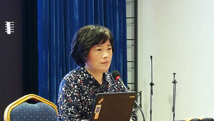 初中部政教處主任安書紅主持培訓會.jpg
