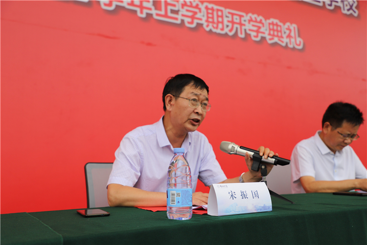 鄭州中學黨委委員、副校長宋振國主持典禮儀式.JPG