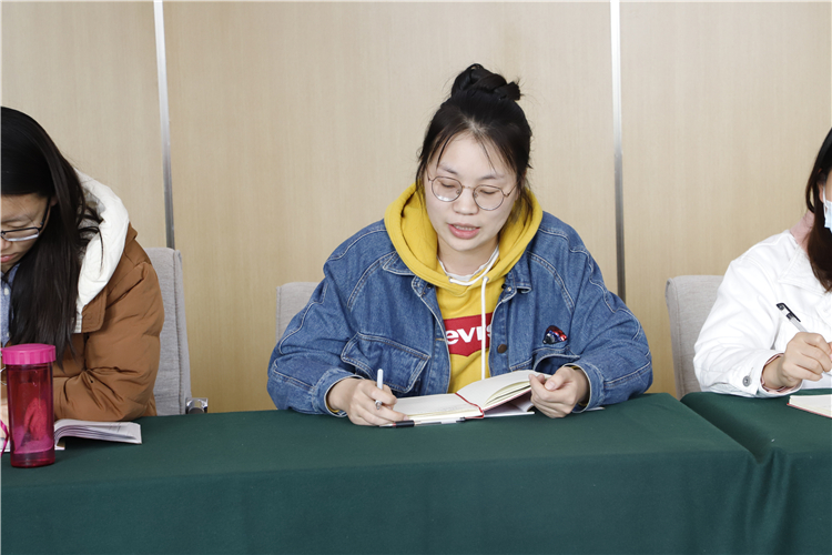 國(guó)際部黨支部書(shū)記張文蘭就班會(huì)課程體系構(gòu)建愛(ài)國(guó)主義教育實(shí)施的德育思考.JPG