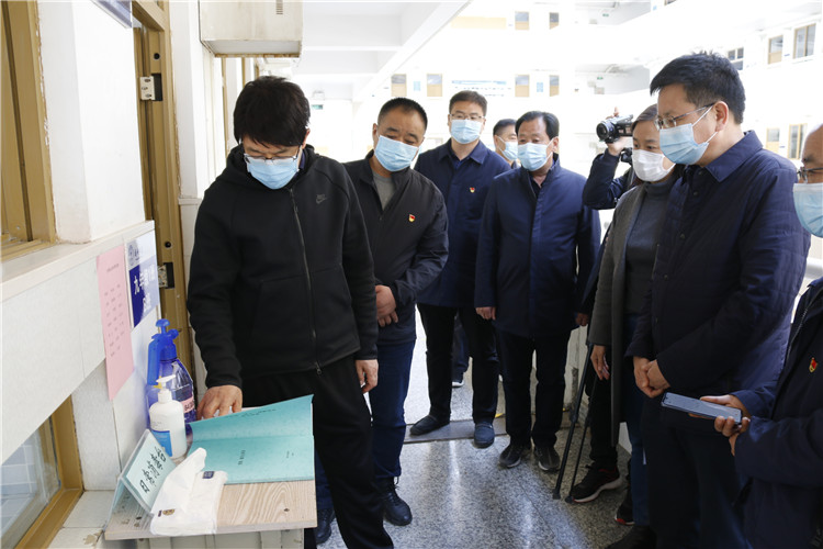 2020年4月12日，河南省教育廳黨組書記、廳長(zhǎng)鄭邦山蒞臨鄭州中學(xué)，調(diào)研指導(dǎo)學(xué)校疫情防控和高三年級(jí)教學(xué)開展情況及九年級(jí)復(fù)學(xué)準(zhǔn)備情況.JPG
