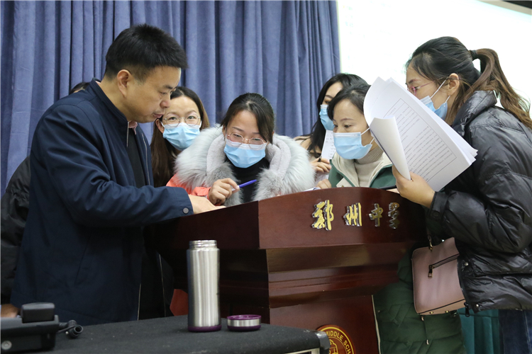 鄭州市教科所綜合研究室主任胡遠(yuǎn)明老師與青年教師互動.JPG