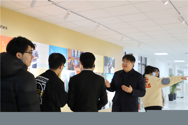 師生一起探討畢業(yè)學(xué)子的“鄭中情懷”.jpg
