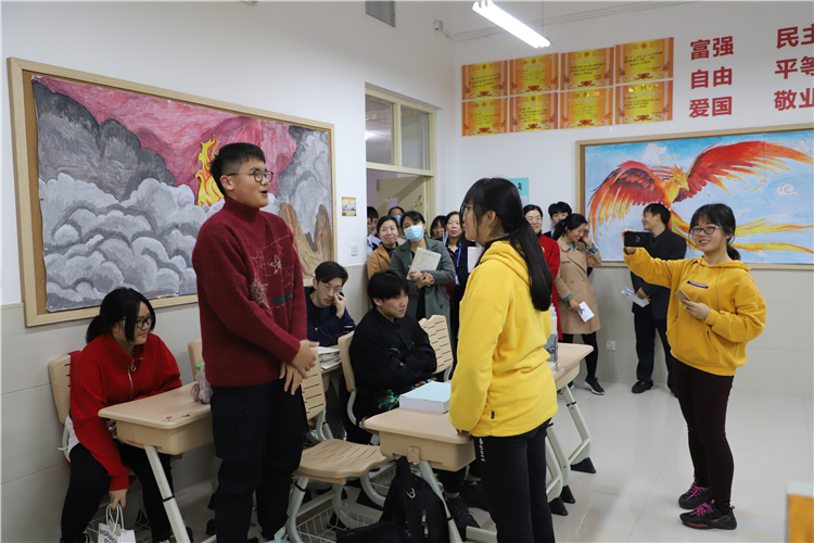 班級文化建設(shè)展示時用小品詮釋班級制度文化.JPG