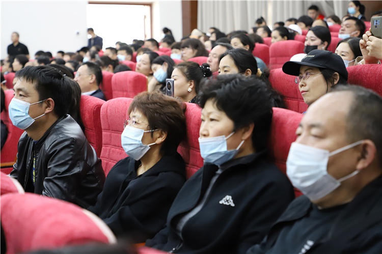 家長聽報告.jpg