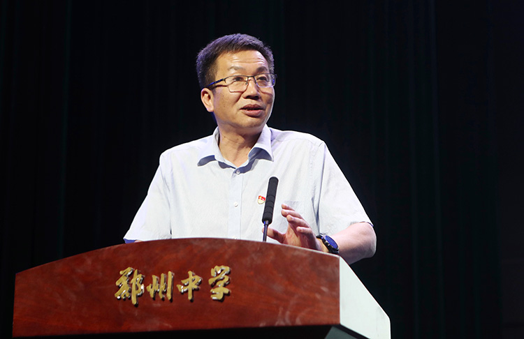 鄭州市教育局黨組成員、三級(jí)調(diào)研員王巨濤講話.jpg