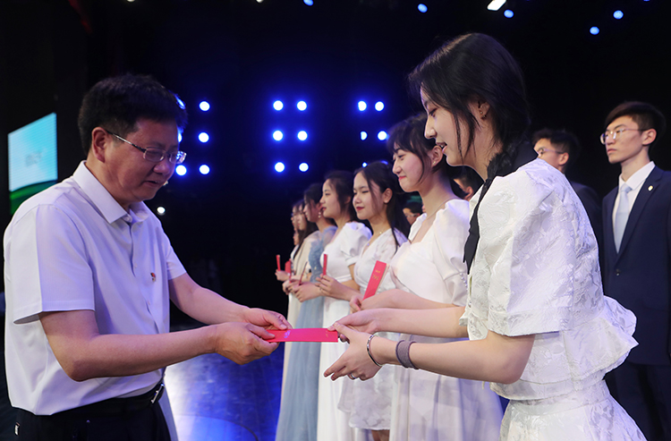 為畢業(yè)生頒發(fā)畢業(yè)證書.jpg
