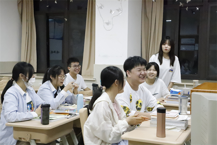 其樂(lè)融融的班會(huì)現(xiàn)場(chǎng).JPG