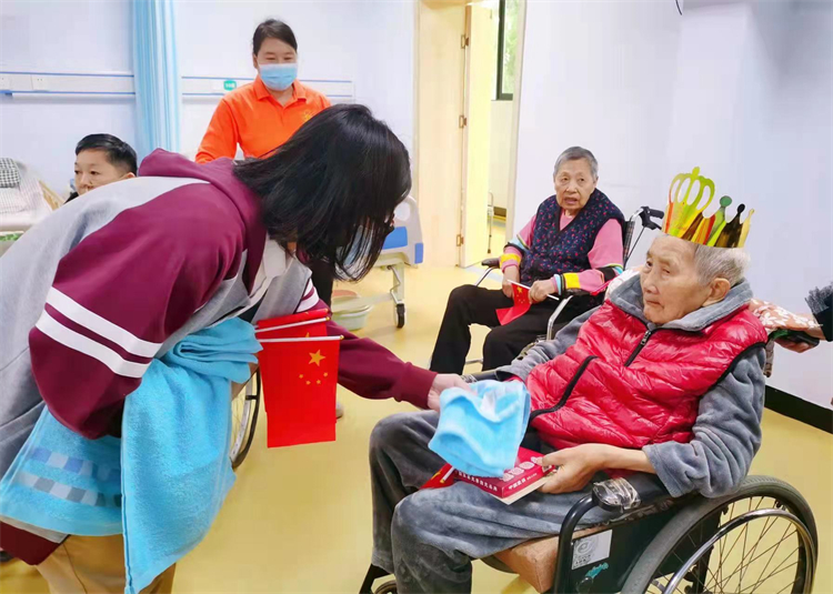 志愿者為老人贈送慰問品（2）.jpg