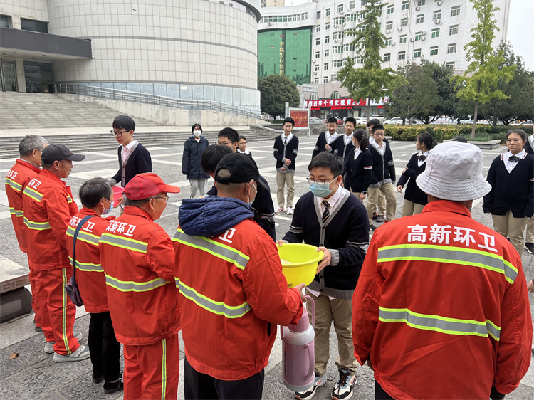 節(jié)日獻(xiàn)上一份愛心.JPG