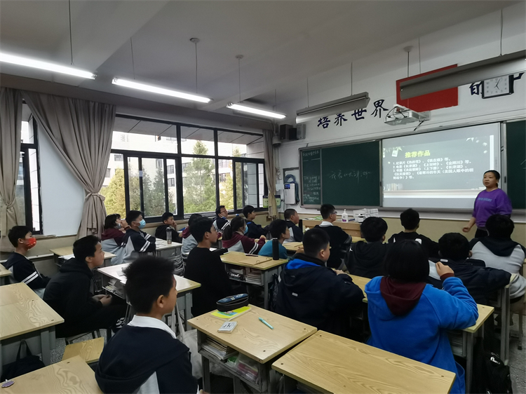 郭鐵艷老師給學生上課.jpg