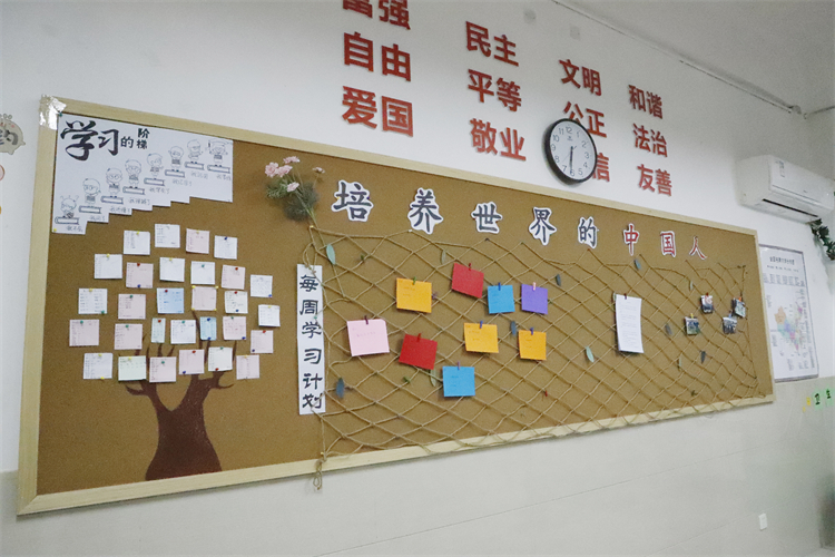 圖片9：高一4班主板報(bào).JPG