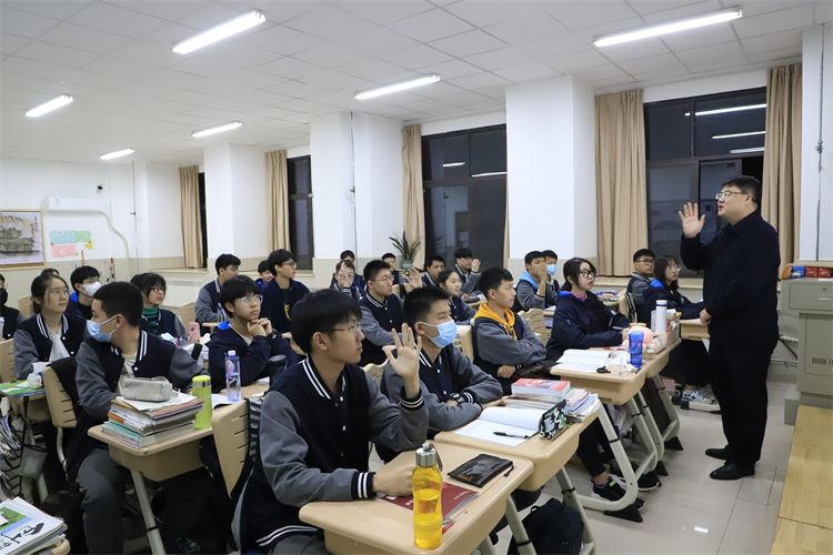 圖片2：別開生面的思想政治課堂.JPG