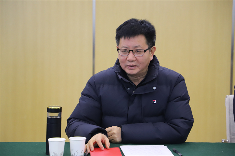 圖6 新學(xué)期全體教工會(huì)上，鄭州中學(xué)黨委書記、校長(zhǎng)高正起要求國(guó)際部教師具備新的教育觀.jpg