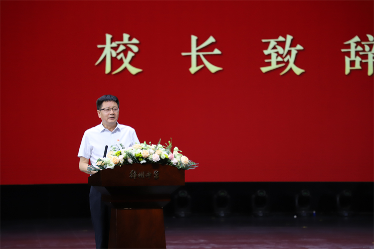 圖 鄭州中學(xué)校長高正起致辭.JPG