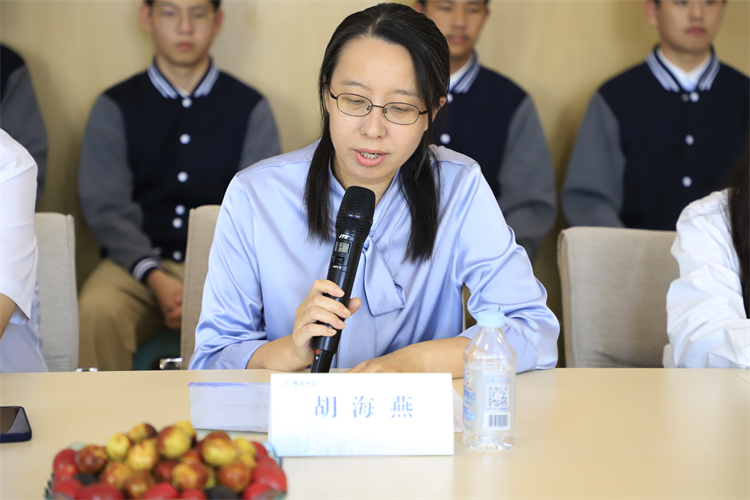 圖片4：鄭州中學(xué)國際部外事專員胡海燕老師發(fā)言.JPG