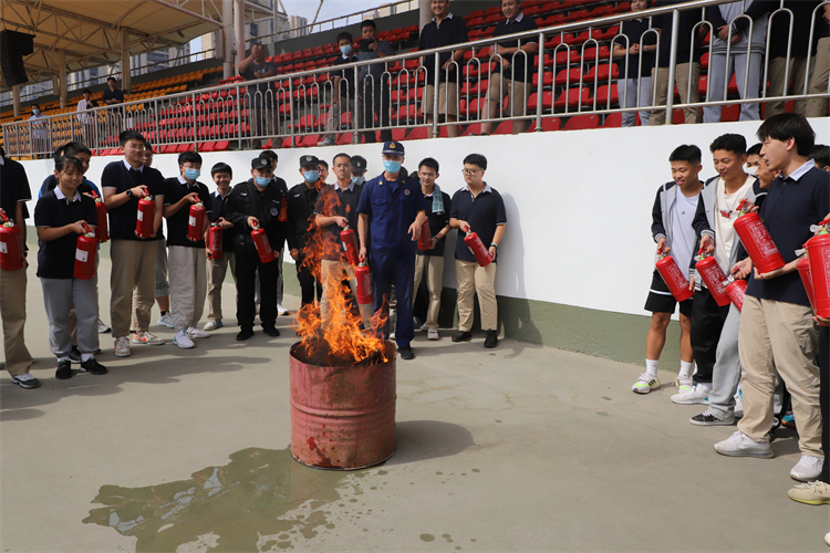師生進行實戰(zhàn)滅火操作1.JPG