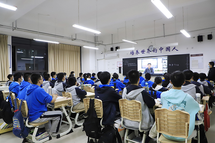 圖片4：同學(xué)們認(rèn)真觀看線上會(huì)議.JPG