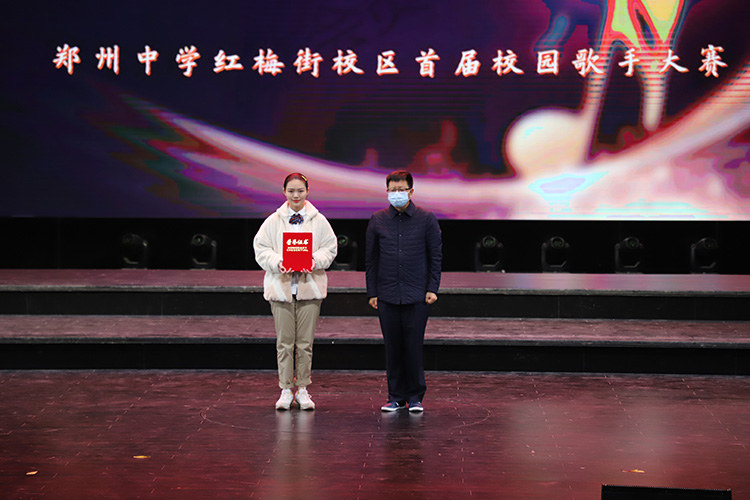 圖片8 高校長為特等獎(jiǎng)選手頒獎(jiǎng).JPG