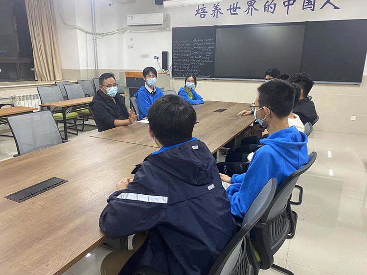 圖10  教師與學(xué)生談話.jpg