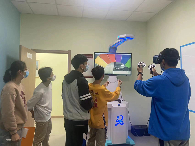 圖16 學(xué)生在心理健康中心體驗(yàn)減壓神器.jpg