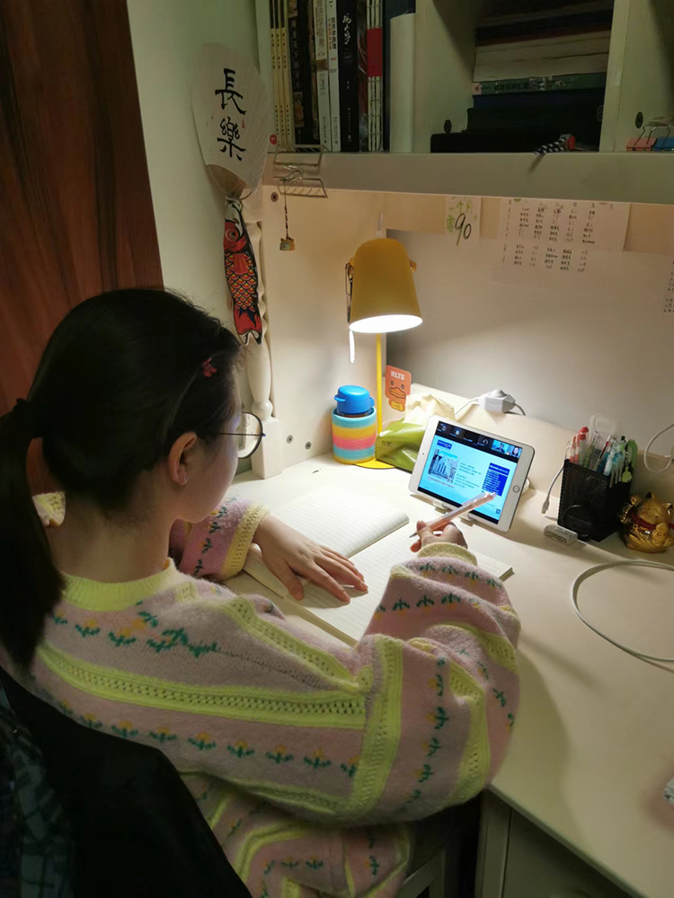 高三中美GAC2班學生認真聽講座.jpg