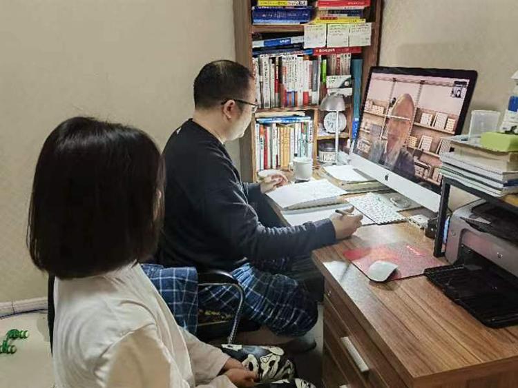 家長學(xué)生聆聽侯院長講座.jpg