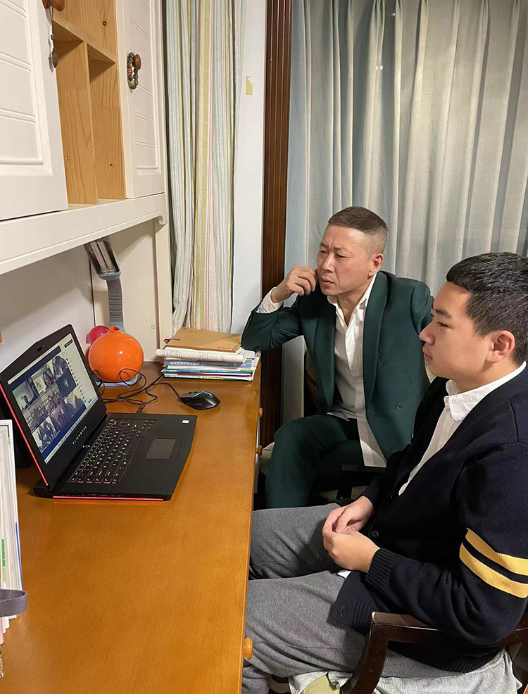 高二中德班學(xué)生家長認(rèn)真聆聽講座.jpg