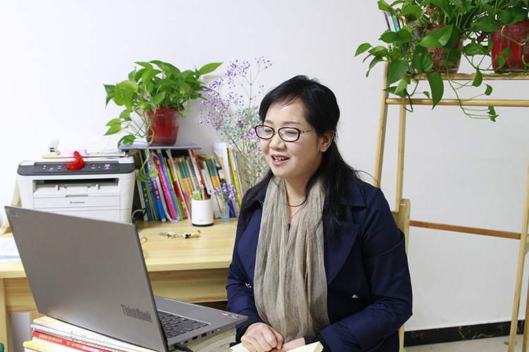 徐小娜老師與學生和家長暢談未來規(guī)劃.jpg