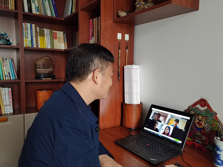 數(shù)學老師王軍民與學生及家長深入交流.jpg