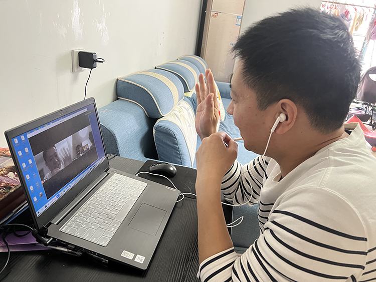 英語老師孫冰陽熱情與學生及家長交談.jpg