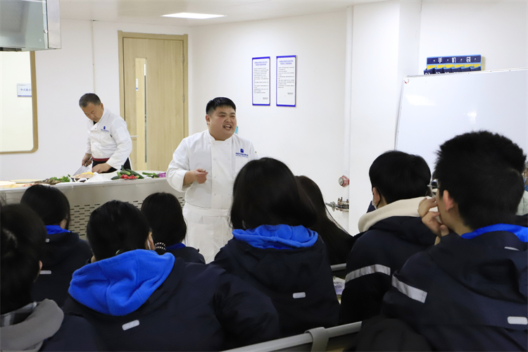 圖片1：烹飪老師講解理論知識(shí).JPG