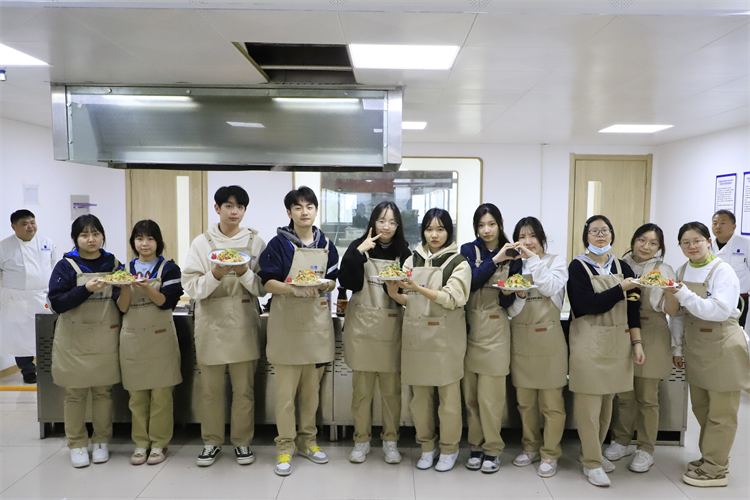 圖片2：同學(xué)們分組料理檸檬手撕雞.png