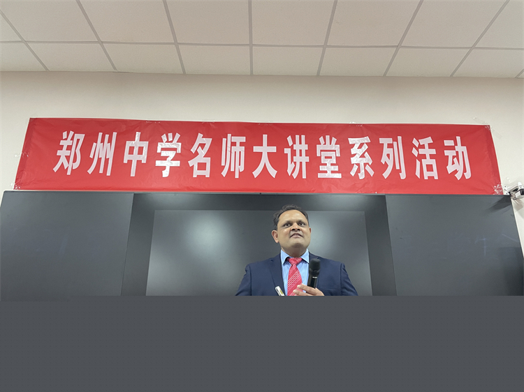 圖一：教授講授多元文化.JPG