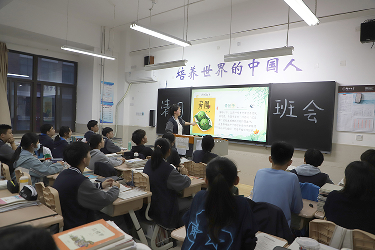 圖片1：萬譯澤同學介紹清明節(jié)習俗.jpeg