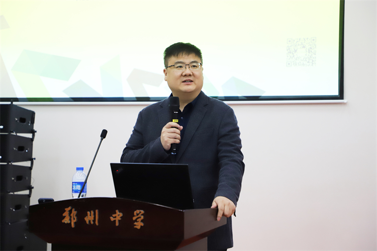 圖片2：鄭州中學(xué)黨委委員、副校長田玉寶作開幕致辭.JPG