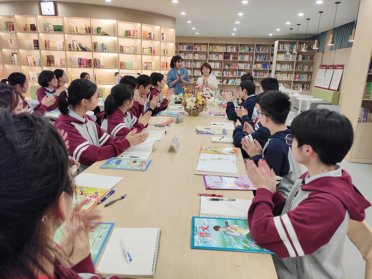 圖片1：讀書分享會(huì)在圖書館召開，歡迎嘉賓.jpg