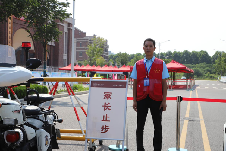 1_樹新風(fēng)助力清廉校園，暖心扉護(hù)航中招考試——鄭州中學(xué)第一黨總支中考期間開展黨員志愿服務(wù)活動(dòng)367.png