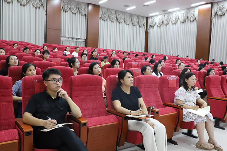圖片4：教師認(rèn)真聆聽.JPG