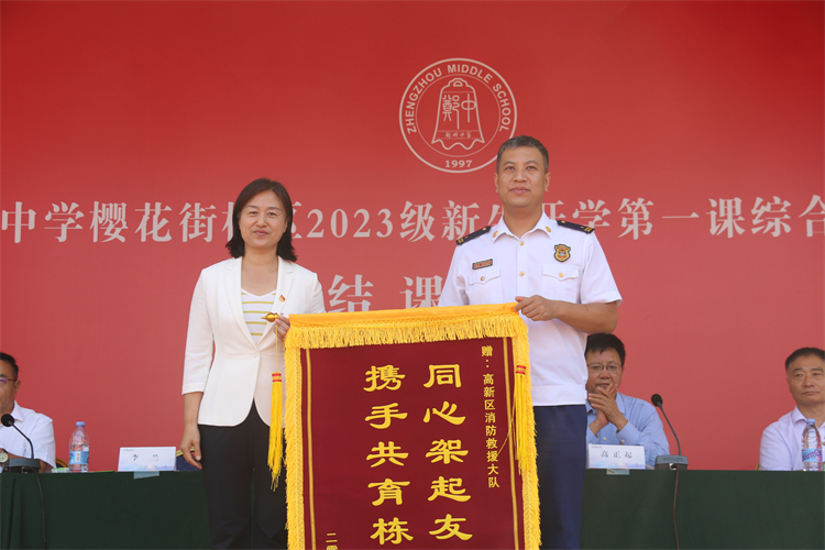 圖片11：贈送錦旗，表達感謝.JPG
