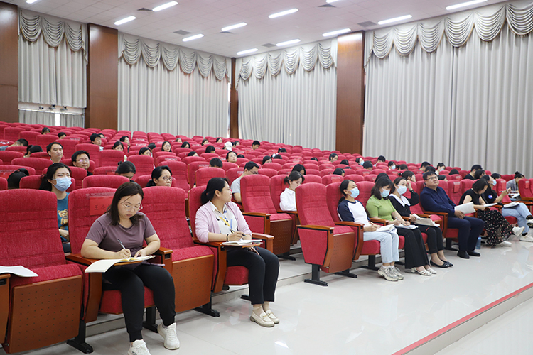 圖片3：教師認(rèn)真聆聽(tīng).JPG